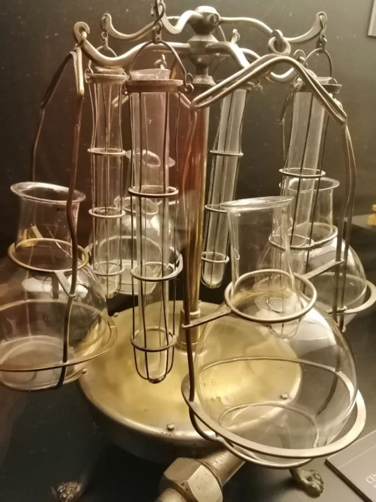 Átomos y Alquimia (VII). El declive por la carrera del oro en la Química